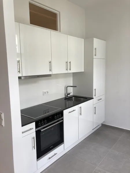FRIEDRICHSHAIN | renovierte 1-Zimmer Wohnung mit Einbauküche, Fischgrätparkett, Stuck | ALTBAU — photo 1